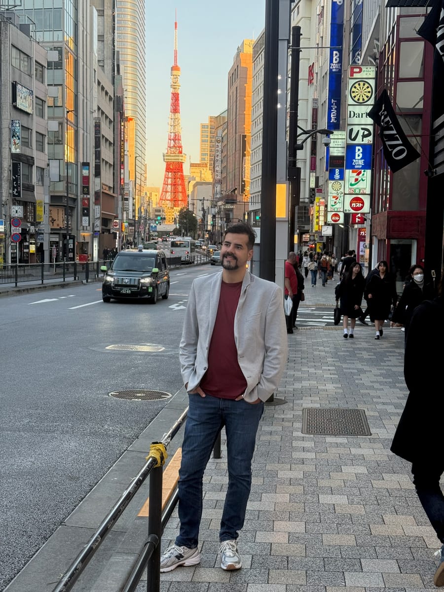Leonardo Almeida Bastos, fundador da UAI Works, numa rua de Tóquio com a Tokyo Tower ao fundo